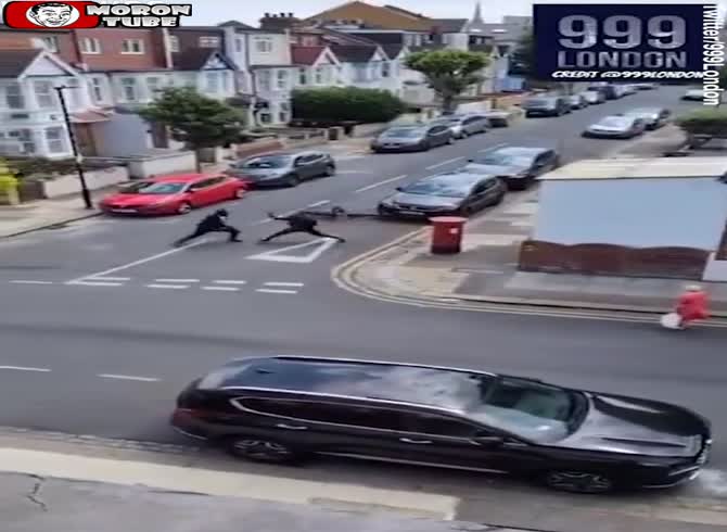 Video :Unexpected altercation in the middle of a residential street in London during the day - guys brandishing Rambo knives